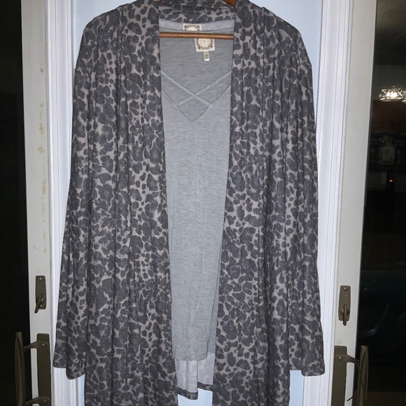 Woman’s 2 piece sweater & top set - Picture 1 of 3